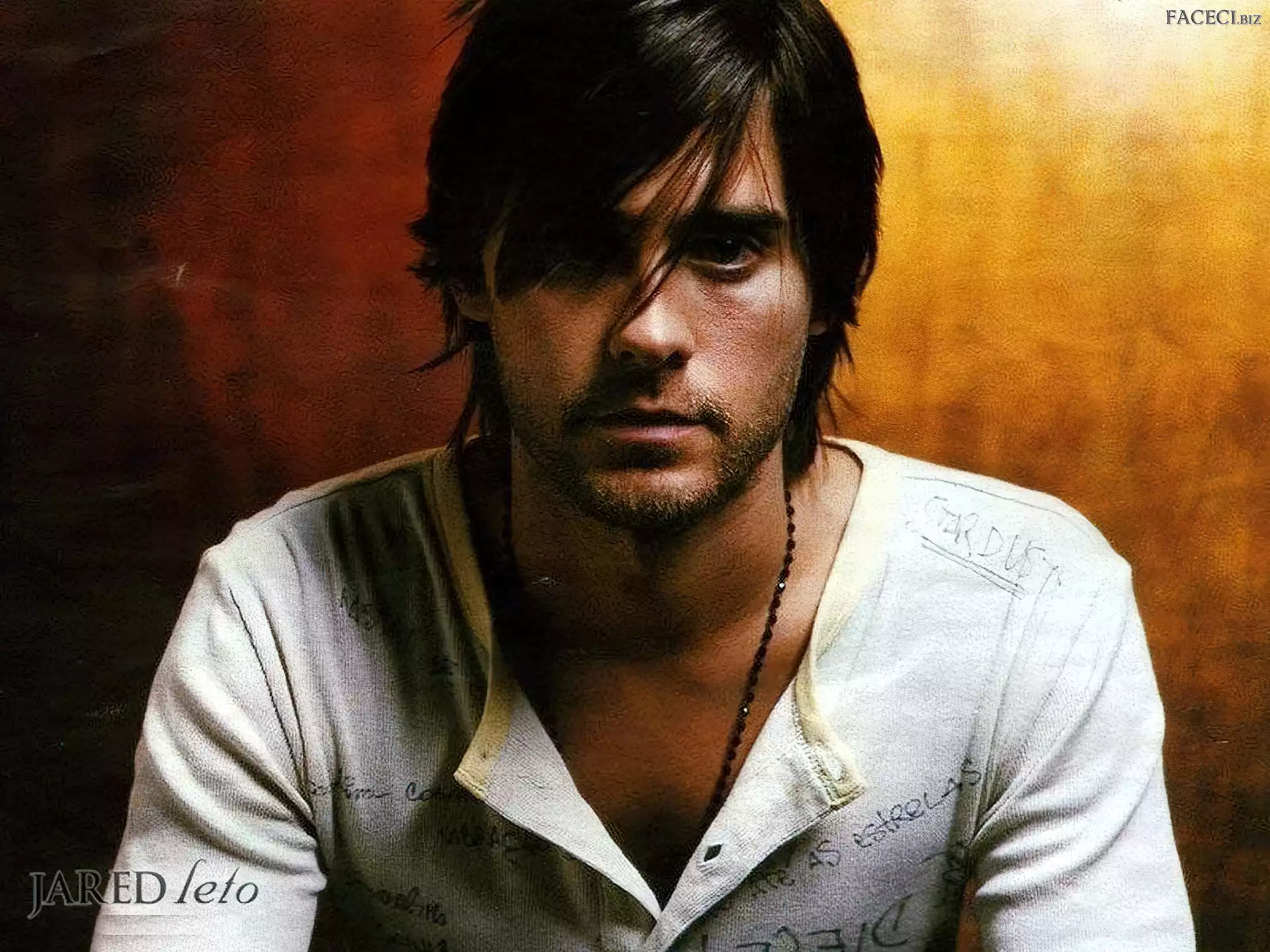 Jared Leto, biała koszula